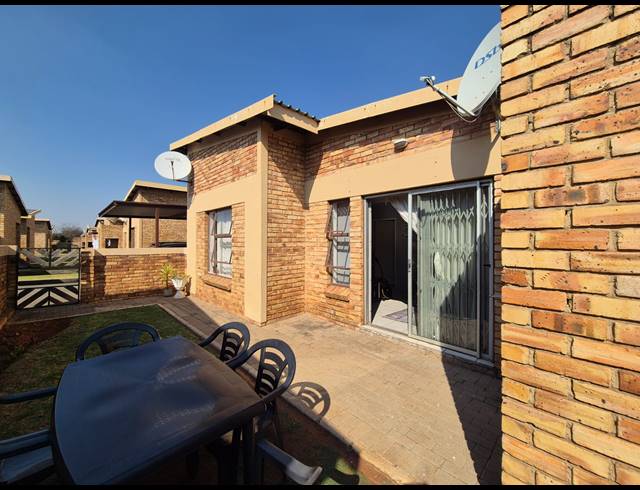 2 BEDROOM TOWNHOUSE FOR SALE IN STAALRUS